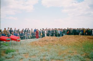 Астраханцы на митинге в пос.Хулхута Яшкульского района Республики Калмыкия, май 2000 года